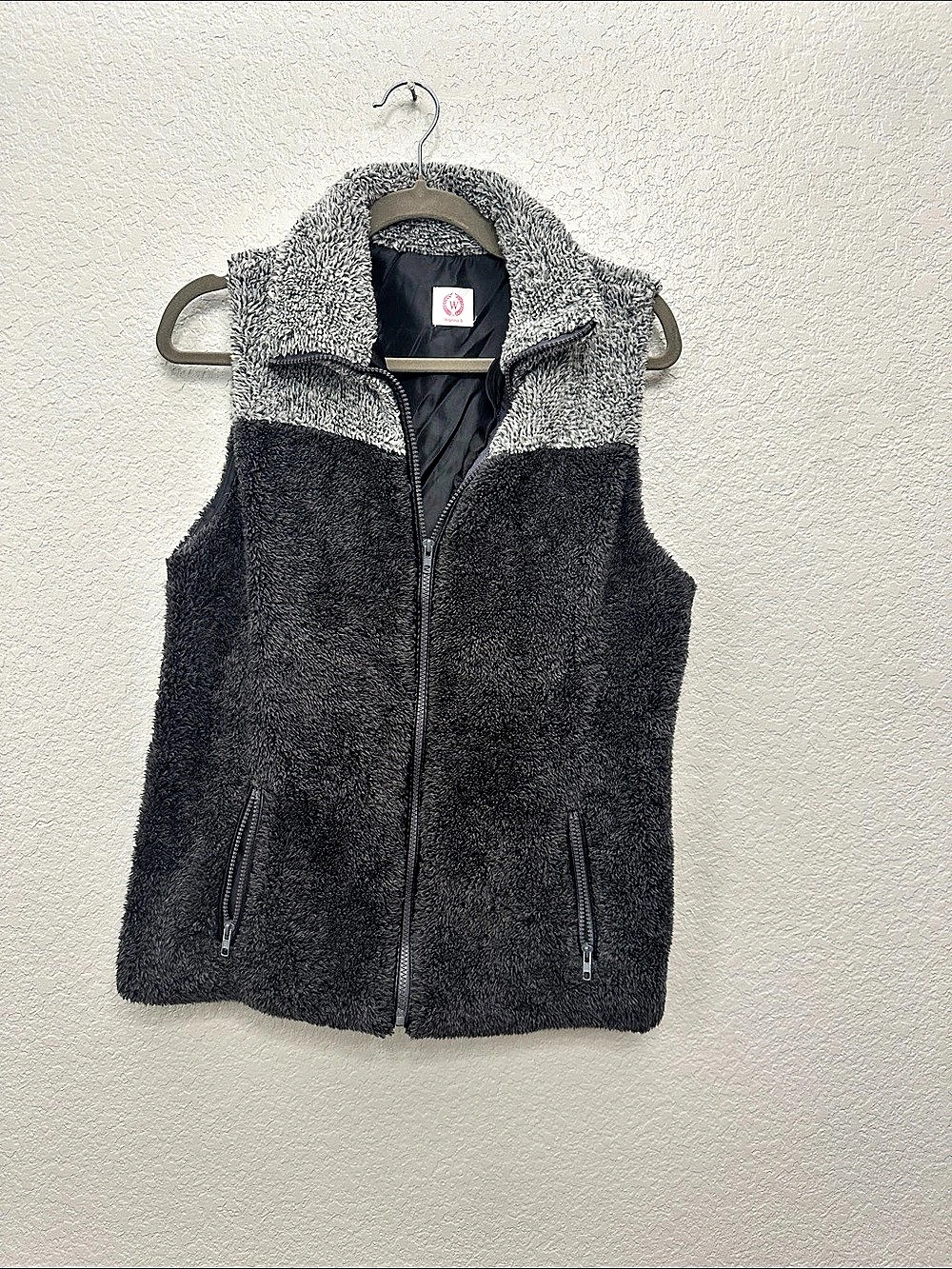 Wanna B Fleece Vest in Black & Gray Like New